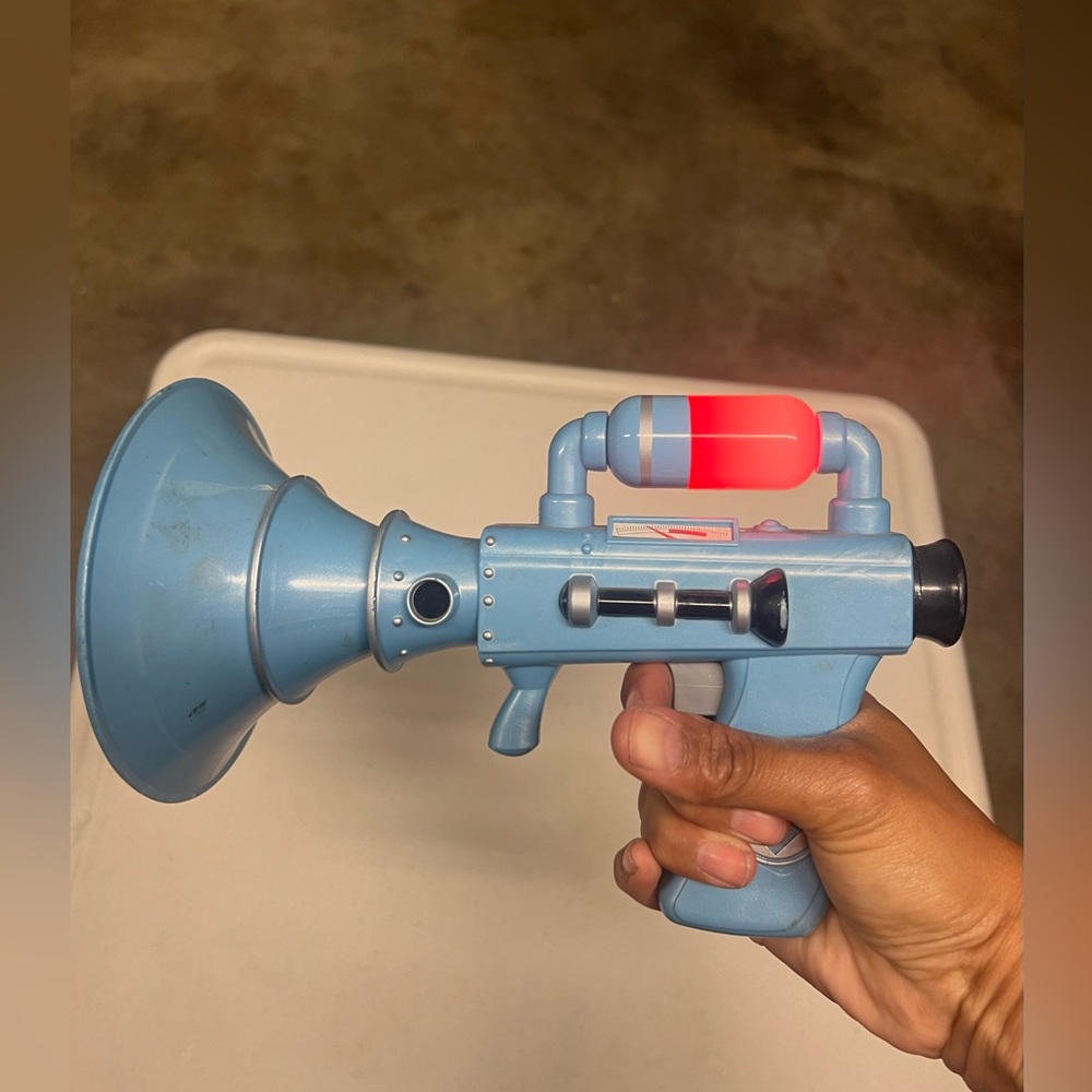 Minion fart blaster, makes various sounds and lights up